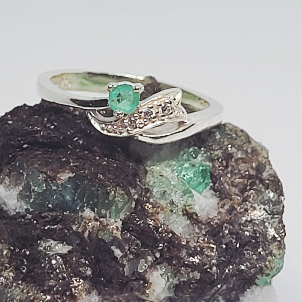 Elegant Silver and Green Gemstone Ring Size 7